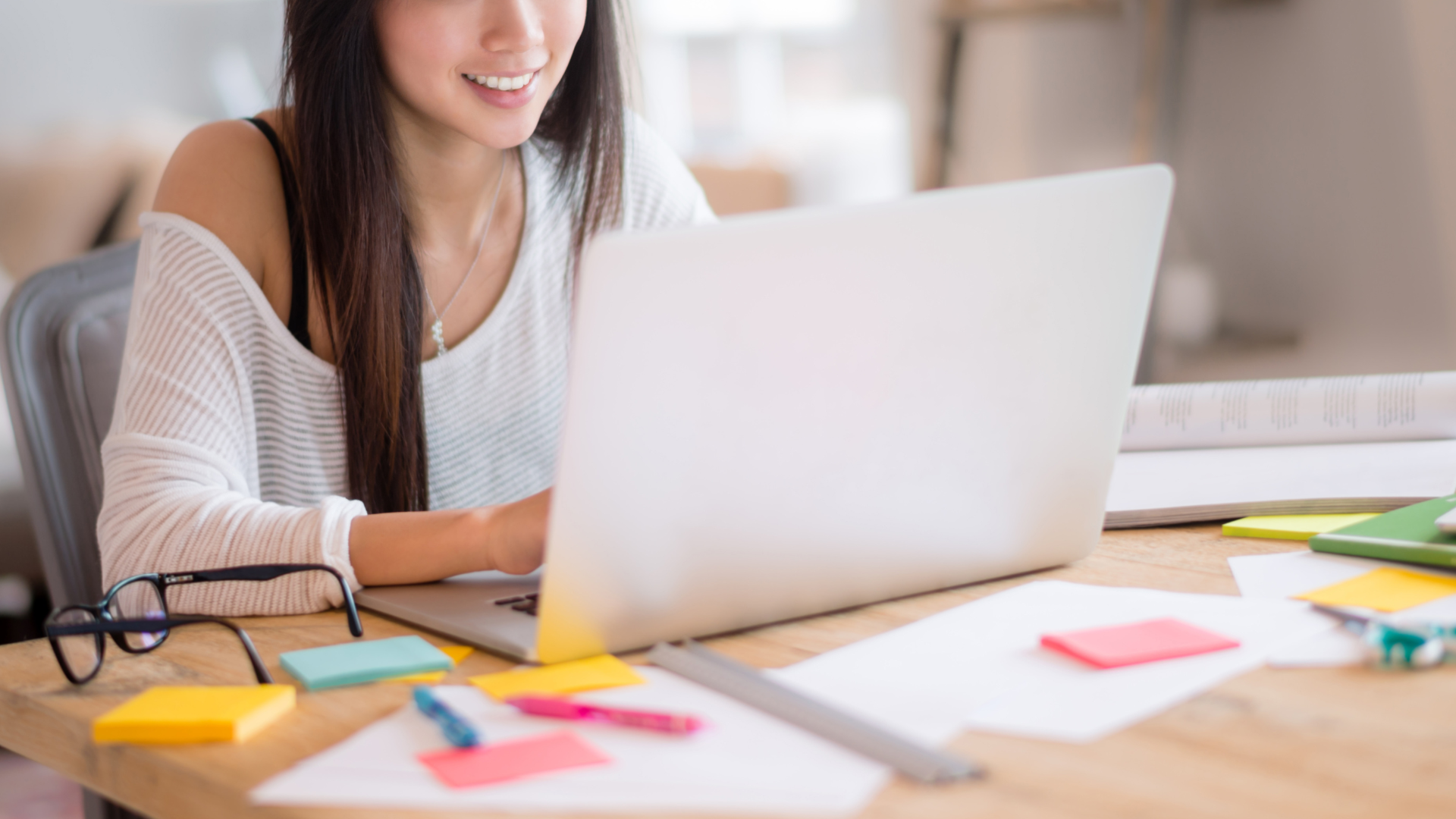 Ganhar dinheiro online, conceito de dinheiro fácil, empresário rico relaxa ganhando  dinheiro com o computador.